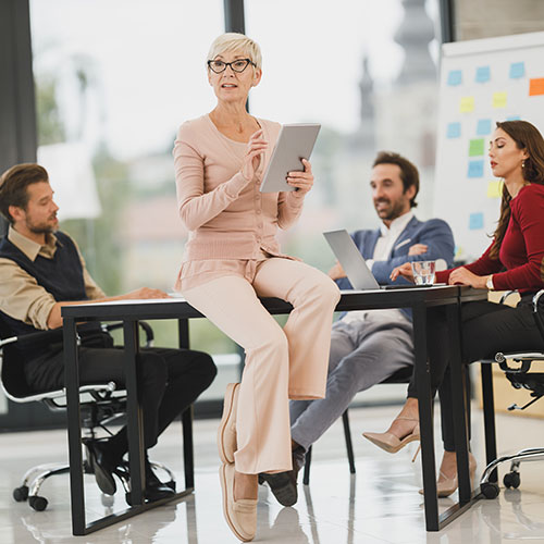Mujer impartiendo una clase